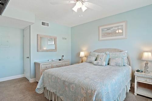 Postel nebo postele na pokoji v ubytování Waves 16 1 Bedroom Paradise with Heated Pool in