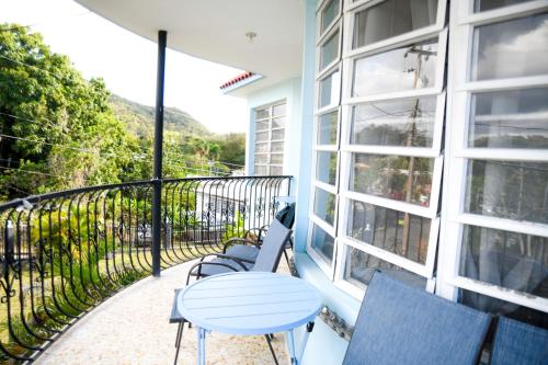 Balkón nebo terasa v ubytování 2-Bedroom House in Rincon