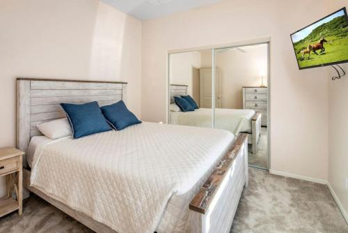 Giường trong phòng chung tại Luxury 3 Bedroom Office Den Condo Fountain Hills