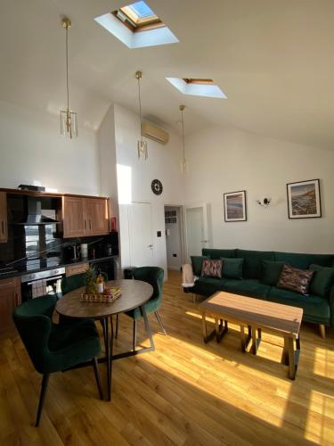 Kuchyň nebo kuchyňský kout v ubytování Sunset View Apartment