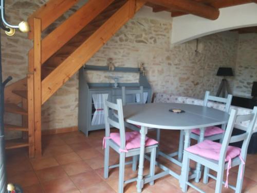 une salle à manger avec une table et des chaises dans l'établissement Maison de village dans Languedoc-Roussillon, à Vergèze