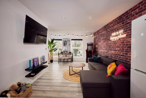 Μια τηλεόραση ή/και κέντρο ψυχαγωγίας στο New Flat with PAC-MANIA & FREE PARKING