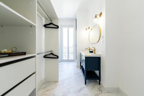 une salle de bain avec un lavabo et un miroir dans l'établissement Haut de gamme, tout équipé à 2 min des transports, à Marseille