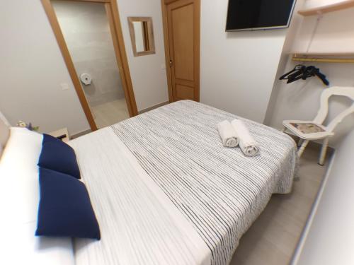 a hospital room with a bed and a chair at Pensión La Estación in Logroño
