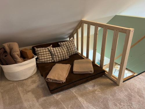 a dog bed sitting next to a stair case at Grünblick Oase No1 Ferienwohnung Wiesmoor in Wiesmoor