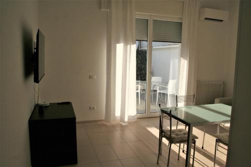 een woonkamer met een tafel en een eetkamer bij Case VacanzeRò in Ravenna