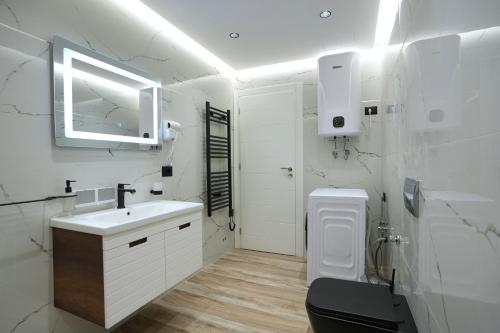 Bilik mandi di RS Skendo Apartments