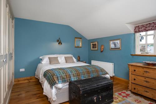 Una cama o camas en una habitación de Secluded riverside farmhouse close to Center Parcs