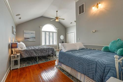 Postel nebo postele na pokoji v ubytování Waterfront Bliss Wheeler Lake Retreat with Dock!