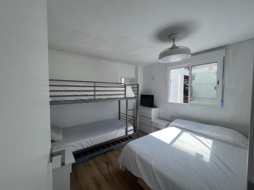 une chambre avec deux lits superposés et une fenêtre dans l'établissement Las Vistas Faro de Cullera, Valencia, à Faro de Cullera