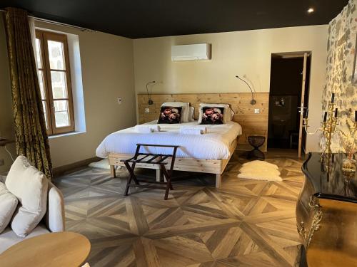 a bedroom with a bed with two people on the pillows at Le 19 Chambre Chapelle 43m2 - Centre Historique - Clim in Langeac