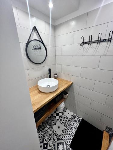 une salle de bain avec un lavabo et un miroir dans l'établissement Charmant T2 Centre ville Bastia, à Bastia