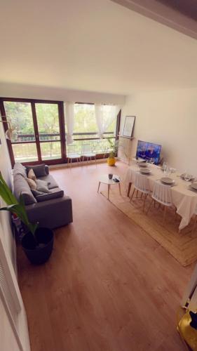 un salon avec un canapé et une table dans l'établissement cosy quiet, à Rueil-Malmaison