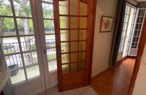 une pièce avec une porte à panneaux de verre dans l'établissement Appart 4 pers VERSAILLES PORCHE-FONTAINE, à Versailles