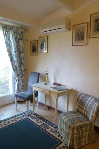 Cette chambre dispose d'un bureau, d'une chaise et d'une fenêtre. dans l'établissement Domaine de la Mouthe, à Saint-Rémy