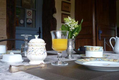 une table avec un verre de jus d'orange sur une table dans l'établissement Domaine de la Mouthe, à Saint-Rémy