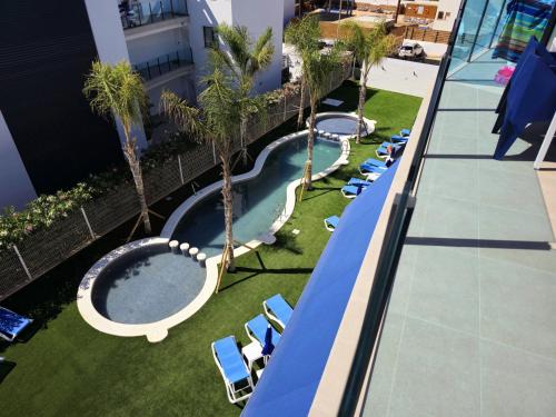 Bazén v ubytování AZAHAR BEACH Blue Apartments & Spa nebo v jeho okolí