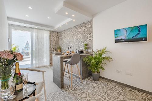 Televisyen dan/atau pusat hiburan di Margot Holiday Suite