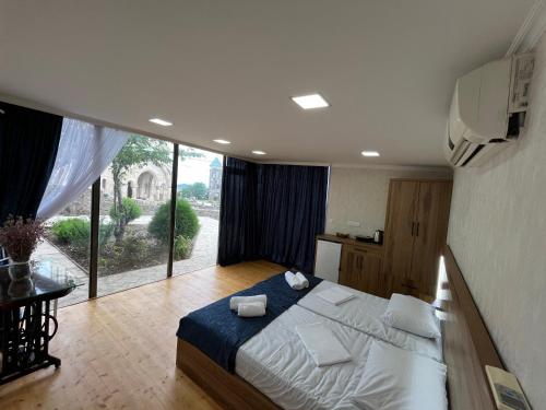 Postel nebo postele na pokoji v ubytování Panorama Bagrati