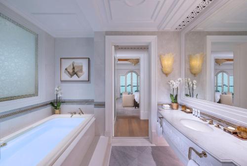 Ένα μπάνιο στο Emirates Palace Mandarin Oriental, Abu Dhabi
