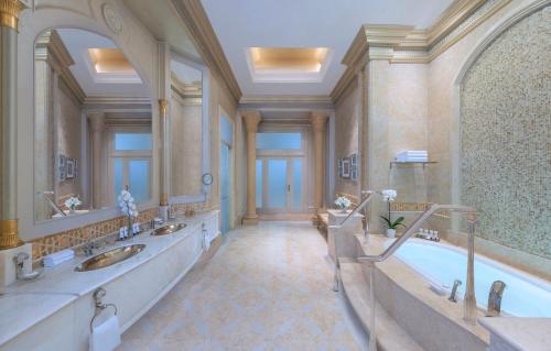 Ένα μπάνιο στο Emirates Palace Mandarin Oriental, Abu Dhabi