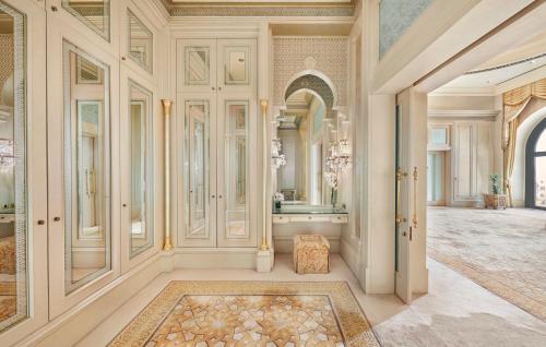 Ένα μπάνιο στο Emirates Palace Mandarin Oriental, Abu Dhabi