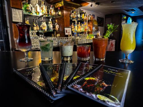 un bar con un montón de diferentes tipos de bebidas en Hotel San Angel & Spa, en San Luis Río Colorado