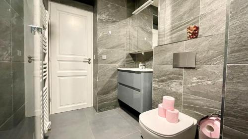 une salle de bain avec toilettes et lavabo dans l'établissement Charmant Appartement Cosy pour 4, à Pantin