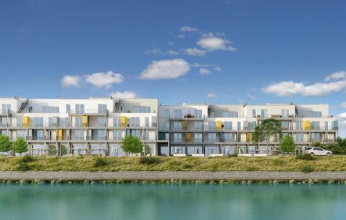 オルペニッツにあるLou's Budeの水面横のアパートの建物