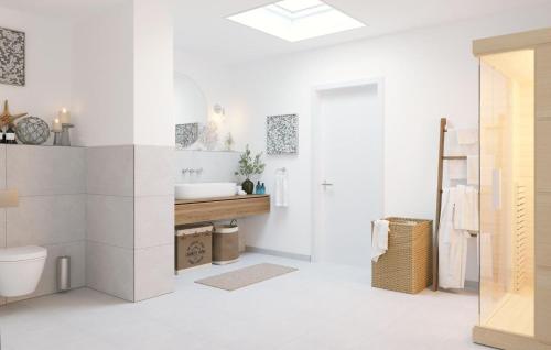 オルペニッツにあるLou's Budeの洗面台とトイレを備えた白いバスルーム