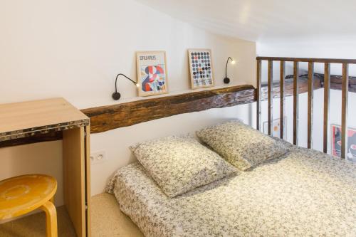 Katil atau katil-katil dalam bilik di Pleasant 1BD Duplex for 4 Batignolles