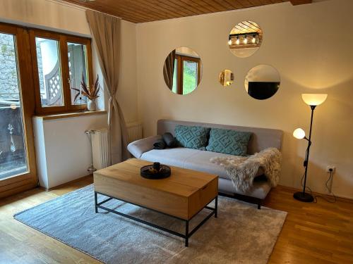 salon z kanapą i stolikiem kawowym w obiekcie FarawayHomes Studio St Wolfgang #4 w mieście Ried