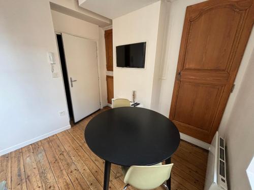 a black table and chairs in a room at Louis Premier et Second Metz Centre Un Séjour à Part in Metz