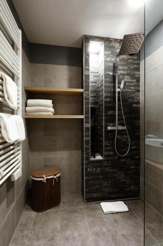 une salle de bain avec une douche avec une porte vitrée dans l'établissement Résidence Les Arcs 1950 Le Village - maeva Home - Appartement chaleureux 3 pièces 4 personnes - Exclusive - super Home MAE-6911, à Arc 1950