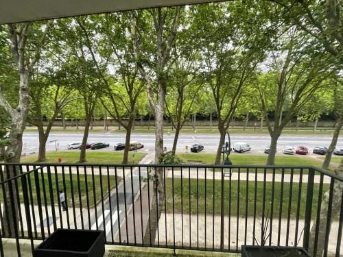 Il dispose d'un balcon avec vue sur un parking avec des voitures. dans l'établissement Appart 4 pers VERSAILLES PORCHE-FONTAINE, à Versailles