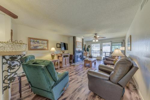 Ruang duduk di Ruidoso Condo with Golf View about 17 Mi to Ski Apache!