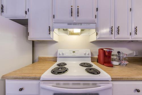 Dapur atau dapur kecil di Ruidoso Condo with Golf View about 17 Mi to Ski Apache!