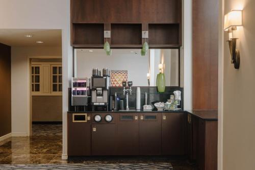 フィラデルフィアにあるClub Quarters Hotel Rittenhouse Square, Philadelphiaのキッチン(コーヒーメーカー付きのカウンター付)
