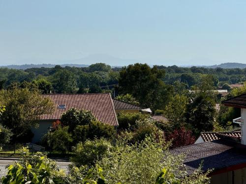 a view of roofs of houses and trees at Logis Hôtels Gnàc é Pause in Saint-Lon-les-Mines