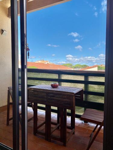 d'un balcon avec une table et une vue sur la campagne. dans l'établissement Studio, au Barcarès