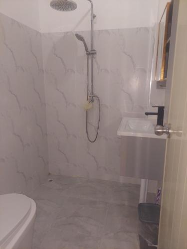 Bilik mandi di maison deux chambres