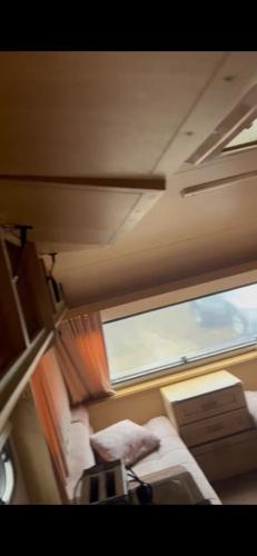 Ένα ή περισσότερα κρεβάτια σε δωμάτιο στο Value for money 4 berth towable Elddis Caravan for hire, excellent for staycations, well looked after