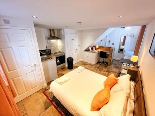 a small room with a bed and a kitchen at The City Pad in Gloucester