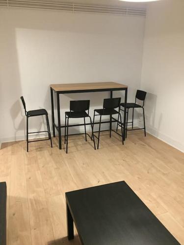 une table et des chaises dans une pièce vide dans l'établissement Appartement Hyper centre - Agen, à Agen