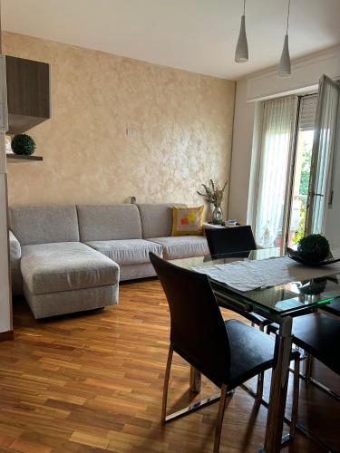 a living room with a couch and a table at LA CASA DI AMBRA in Limbiate