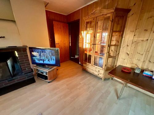 Televisyen dan/atau pusat hiburan di Trivelig leilighet med gratis parkering på stedet