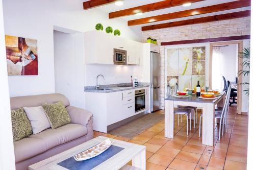 a kitchen and living room with a couch and a table at La Casa de Leo in Garachico