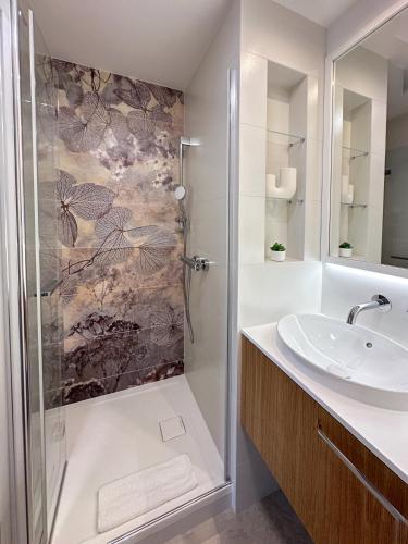 a bathroom with a shower and a sink at Trójmiejski przystanek in Sopot