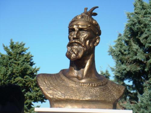 a bronze statue of a bust of a man at Luledielli in Montecilfone