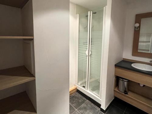 une salle de bain avec une douche en verre et un lavabo dans l'établissement Résidence Le Centaure - 4 Pièces pour 8 Personnes 581, à Aime La Plagne